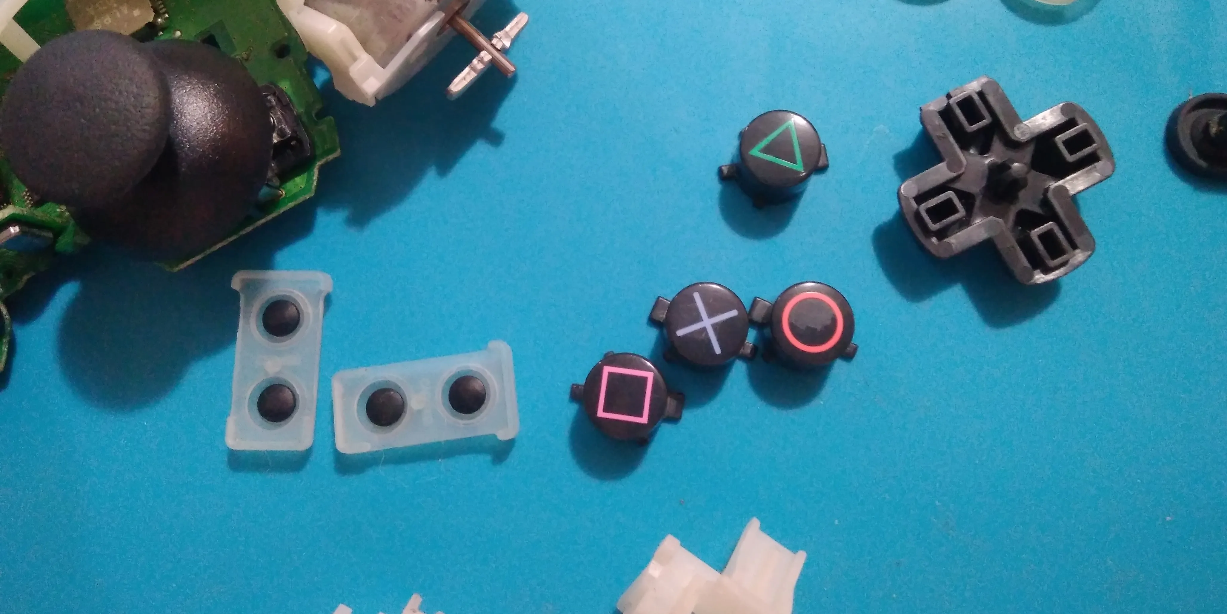 Buttons and internals of DS3 disassembled.